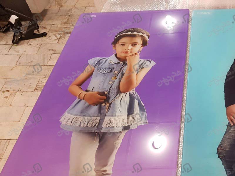  تصوير دختر بچه چاپ شده با پشت زمينه بنفش