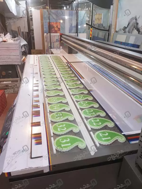  اعداد چاپ شده روی برگ سبز در چاپخانه