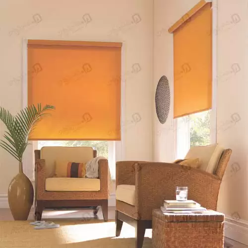 چاپ پارچه شید هنر نوین نمایی از اتاق با مبل های حصری و پرده نارنجی