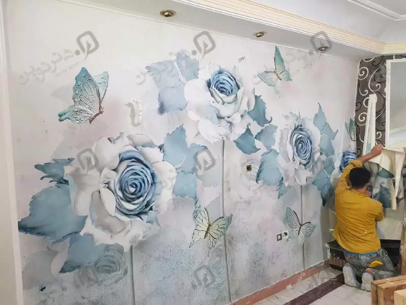 چاپ کاغذ دیواری هنر نوین نمایی از طرح کاغذ دیواری با طرح گل و پروانه آبی