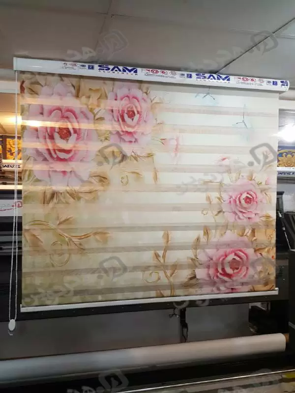 چاپ پرده زبرا هنر نوین نمایی از پرده با طرح گل های صورتی