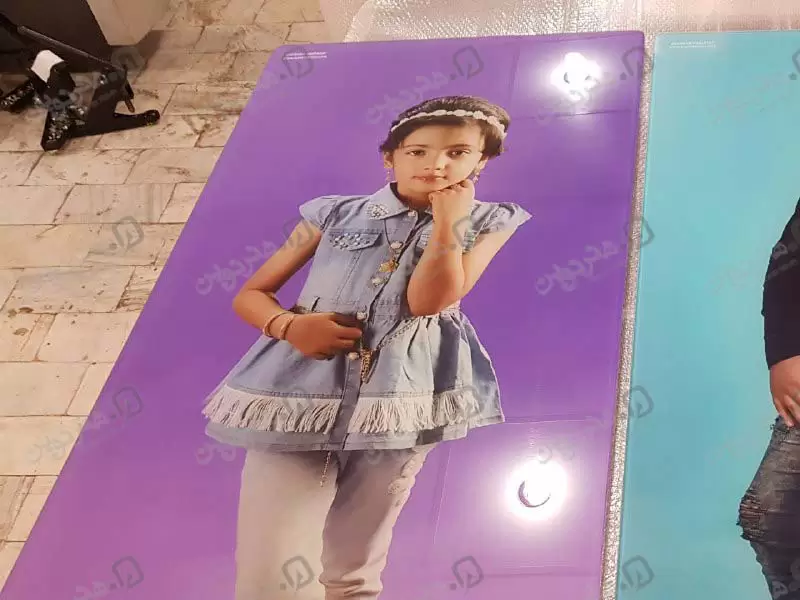  تصویر دختر بچه چاپ شده با پشت زمینه بنفش